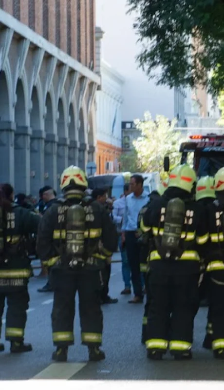 La explosión dejó uniformados heridos