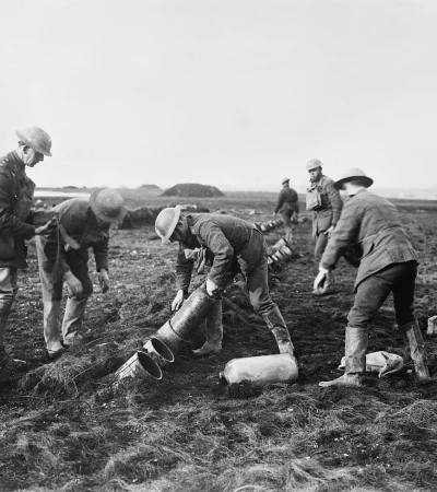 Legado de metal: Se estima que el suelo francés tardará al menos 700 años en quedar libre de las municiones enterradas en 1916.