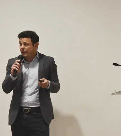 Mirada crítica: El economista Nicolás Aroma advierte que el salario está siendo utilizado como un "ancla" para contener los precios.