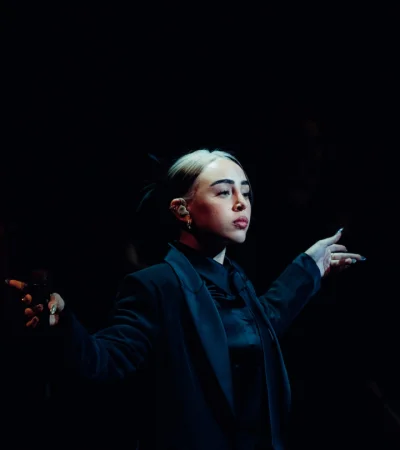 ¡Histórico! Las lágrimas de Nicki Nicole en el Colón y el abrazo con Cazzu que todos esperaban