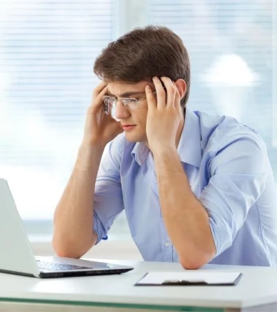 La trampa de la hiperconectividad: Pasamos más de 12 horas diarias frente a dispositivos, un hábito que está "envejeciendo" prematuramente la vista.