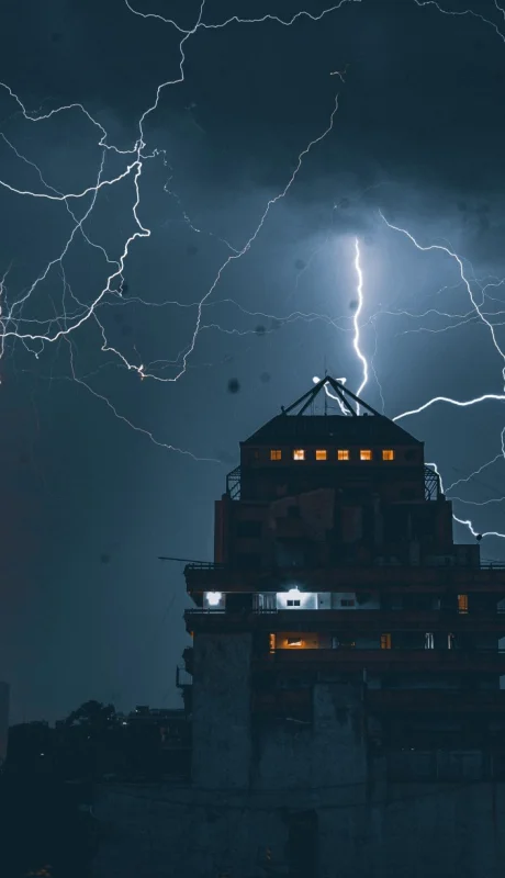 Rescate: Tres motociclistas que realizaban prácticas en el Dique Frías quedaron atrapados cuando una repentina crecida por la tormenta los alcanzó.