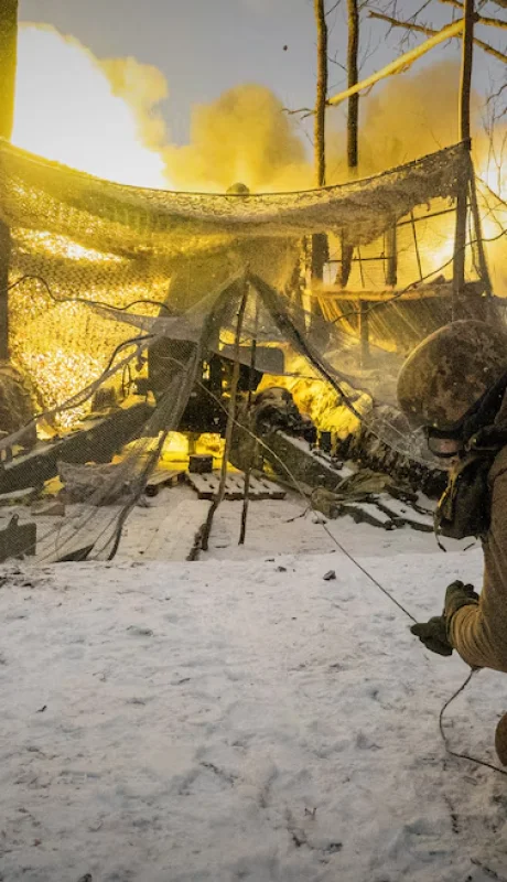 Residentes abandonan sus hogares con sus pertenencias tras un ataque de drones ruso que dañó edificios en Kiev.