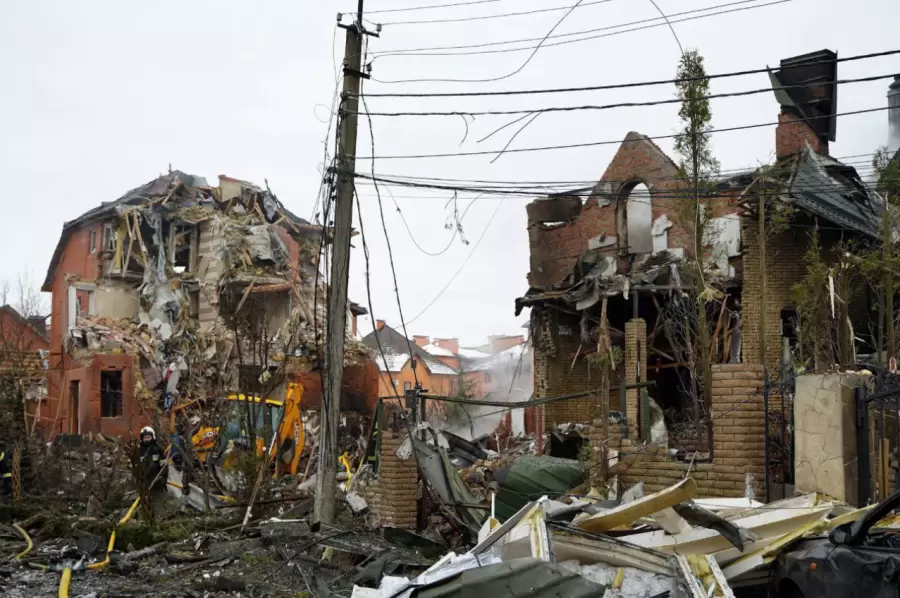 Imágenes de la destrucción y columnas de humo, el rastro de los ataques de los misiles rusos