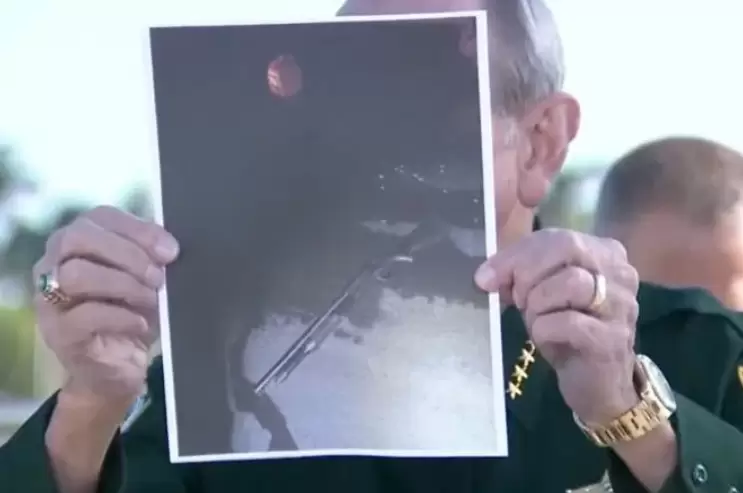 El sheriff del condado de Palm Beach, Ric Bradshaw, muestra una fotografía de la escopeta del sospechoso.