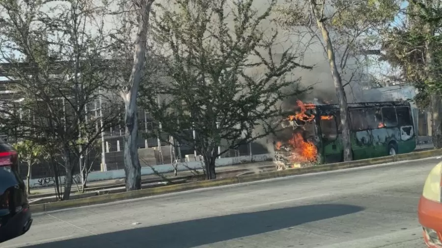 Caos en las rutas: sujetos armados incendiaron vehículos en Jalisco y Michoacán tras la caída del capo.