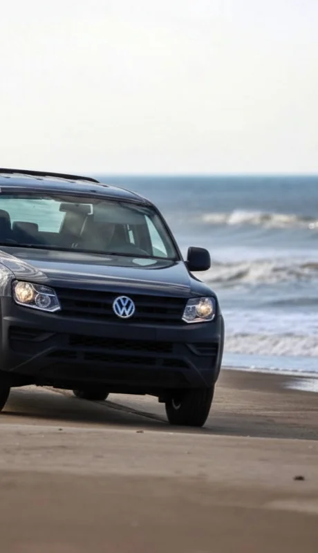 ¡CASI TRAGEDIA EN GESELL! Aceleró su Amarok entre la gente y terminó preso