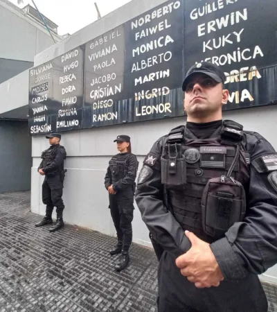La policía custodia lugares sensibles