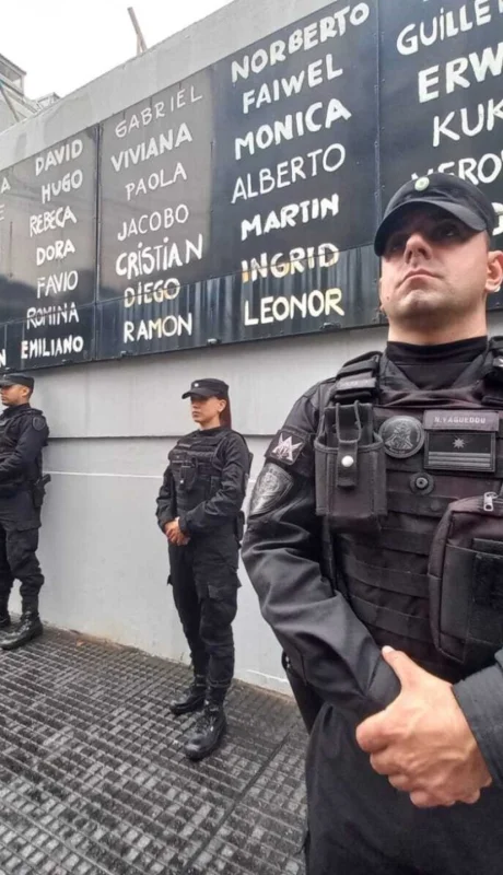 La policía custodia lugares sensibles