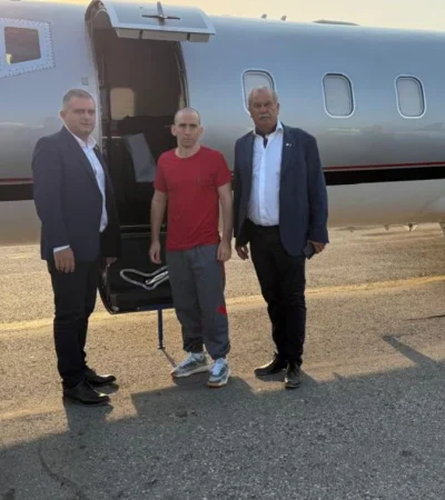 La foto que subió la AFA con el gendarme liberado.