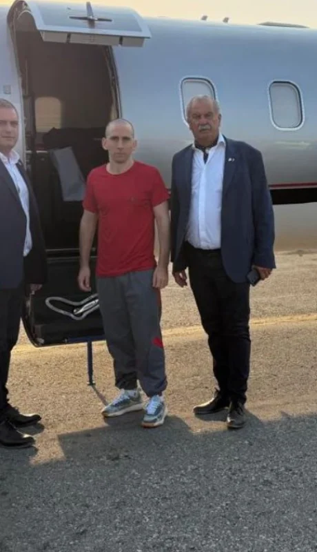 La foto que subió la AFA con el gendarme liberado.