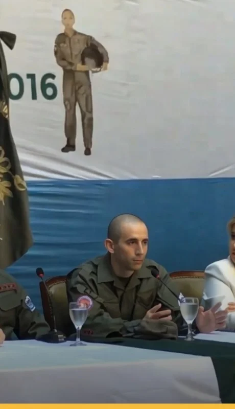 Denuncia y libertad. El gendarme argentino durante la conferencia de prensa en la que relató las torturas psicológicas en El Rodeo 1.