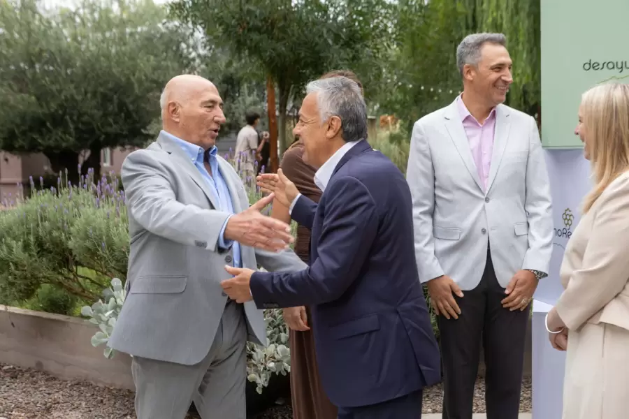 Dr. Emilio Magnaghi junto el gobernador Alfredo Cornejo