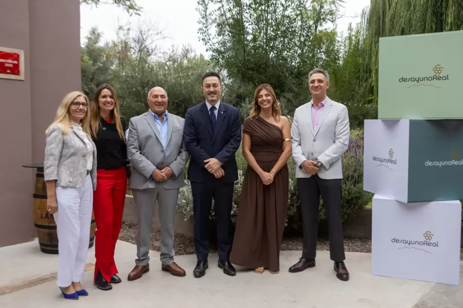 La familia Magnaghi junto al diputado Luis Petri, la presidenta de la UCR Mendoza Griselda Petri y Valeria Rómoli, de Mendocinos por el Futuro