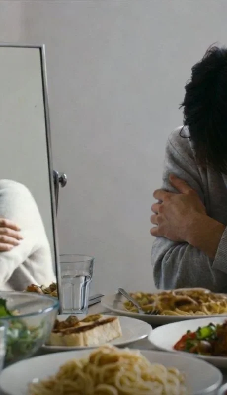 Aprender a escuchar al cuerpo ayuda a frenar los impulsos de comer por ansiedad.