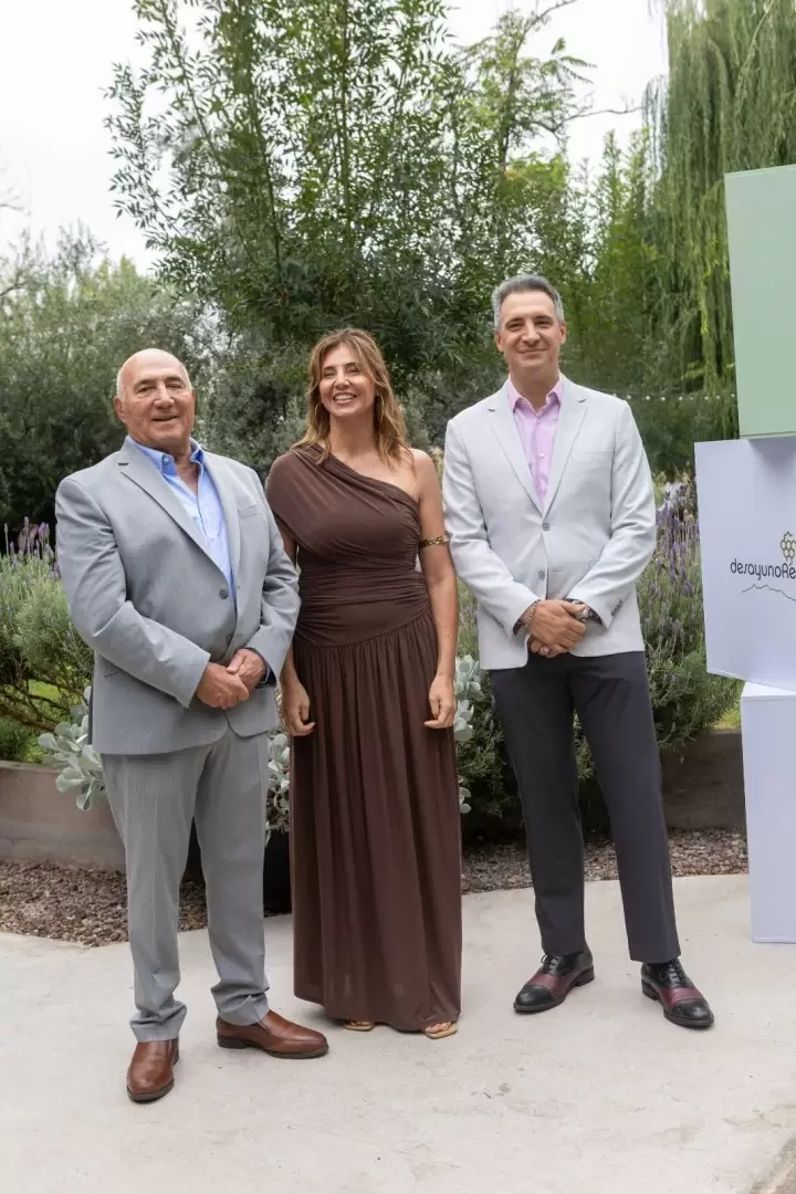 Emilio Magnaghi, presidente de La Cooperativa, Empresa Eléctrica de Godoy Cruz junto a Claudia y Jorge Magnaghi
