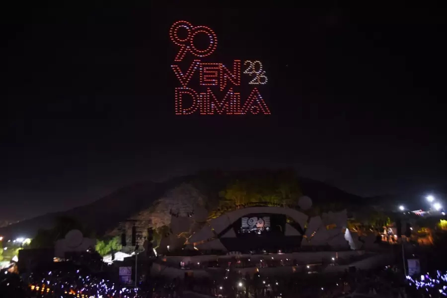 Los drones iluminaron la noche del Frank Romero Day