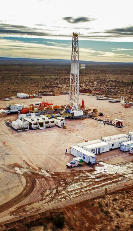 El petróleo a USD 100 atrae divisas clave, pero presiona los precios de los combustibles locales.