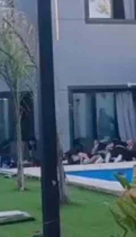 Un delincuente posteó una imagen armado en una "pool party" y reveló su escondite policial.