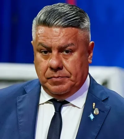 El presidente de la AFA llega a tribunales en un clima de máxima tensión política y judicial.