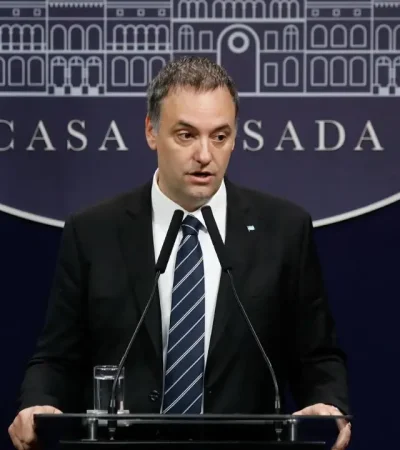 La Justicia evalúa la legalidad de los traslados de Manuel Adorni tras una denuncia.