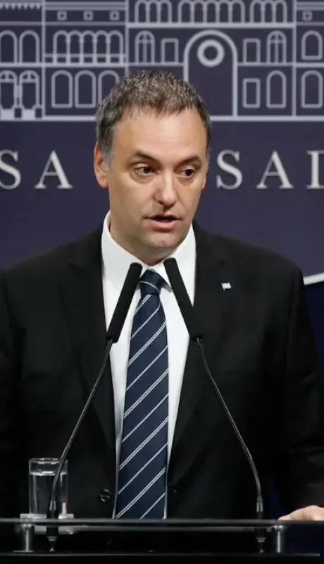 La Justicia evalúa la legalidad de los traslados de Manuel Adorni tras una denuncia.