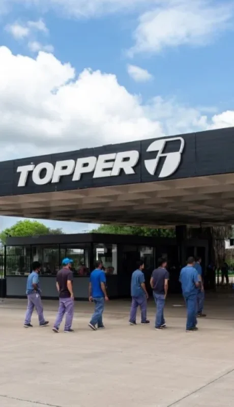 La emblemática marca de calzado reduce su producción y pone en duda su continuidad nacional.