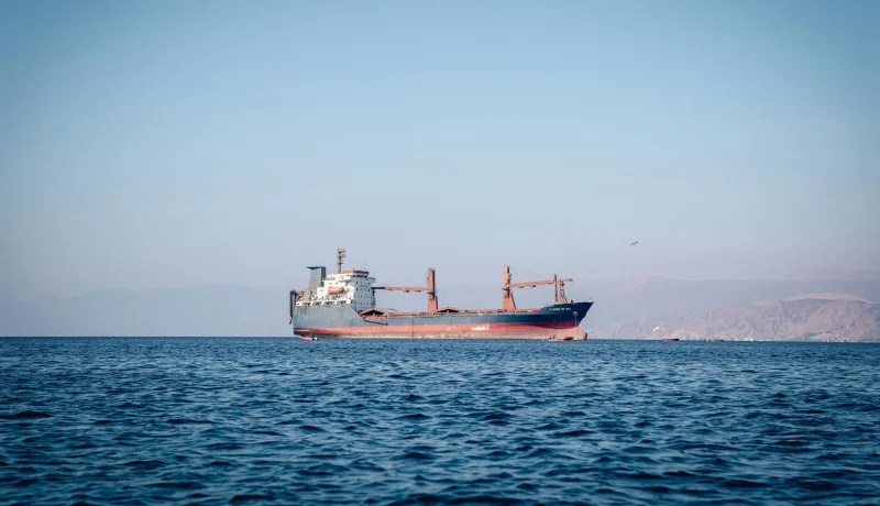 Un barco por el estrecho de Ormuz